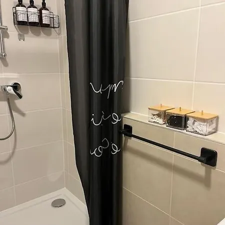 Small Cozy Apartment, Coffee And Parking Free *