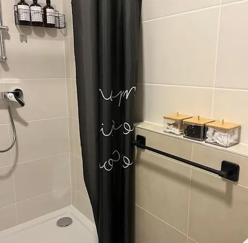 Small Cozy Apartment, Coffee And Parking Free *